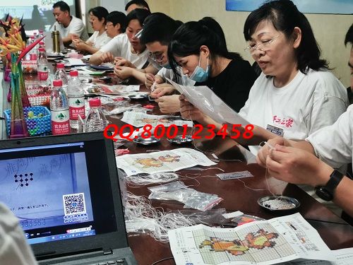 10月11日，想接正規(guī)廠家的手工活，找拿回家做的手工活，看好這兩點(diǎn)，可以放心選擇了，圖為手工之家優(yōu)秀繡娘往期培訓(xùn)會(huì)剪影