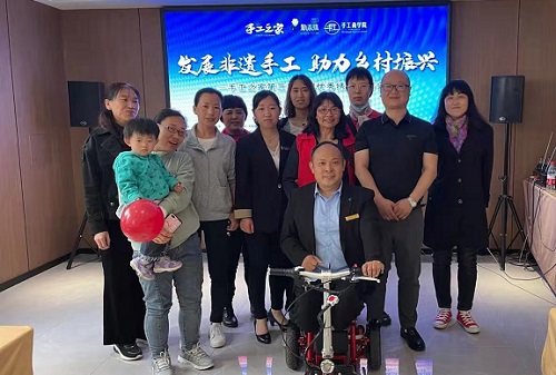 10月14日，手工活拿回家做，想接正規(guī)廠家的手工活，選擇非遺項(xiàng)目勵(lì)志珠珠繡的人很多，圖為手工之家歷次優(yōu)秀繡娘培訓(xùn)會(huì)部分參訓(xùn)人員與郝總合影