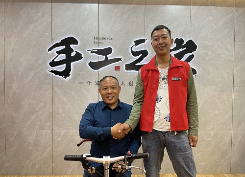 10月14日，手工活拿回家做，想接正規(guī)廠家的手工活，選擇非遺項(xiàng)目勵(lì)志珠珠繡的人很多，圖為手工之家歷次優(yōu)秀繡娘培訓(xùn)會(huì)部分參訓(xùn)人員與郝總合影