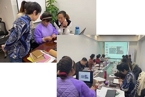 婦女在家做手工活兼職串珠子，業(yè)余掙錢補(bǔ)貼家用(圖1)