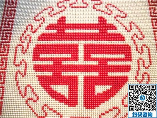 在家利用帶娃之余做珠繡手工活加工，寶媽感到很開心(圖1)