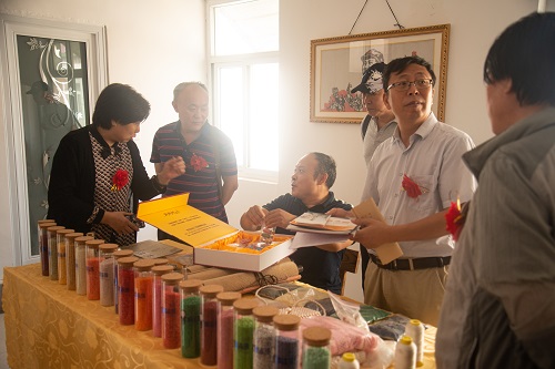 10月29日，拿回家做的手工活，想接正規(guī)企業(yè)的手工活，實地考察重不重要？圖為手工之家創(chuàng)始人參加一些活動的剪影