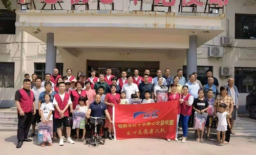 10月29日，拿回家做的手工活，想接正規(guī)企業(yè)的手工活，實地考察重不重要？圖為手工之家創(chuàng)始人參加一些活動的剪影
