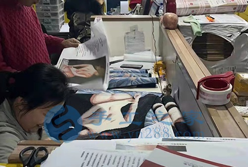2月26日，在家做手工活靠譜，創(chuàng)意珠繡串珠手工活外發(fā)加工項目就來十多年的手工企業(yè)，圖為手工之家倉儲部日常工作剪影