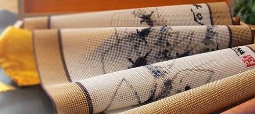 3月13日，在家做手工活，正規(guī)手工活外發(fā)加工企業(yè)的材料倉(cāng)庫(kù)，是這樣對(duì)外寄發(fā)材料的，圖為勵(lì)志珠珠繡成品細(xì)節(jié)實(shí)拍