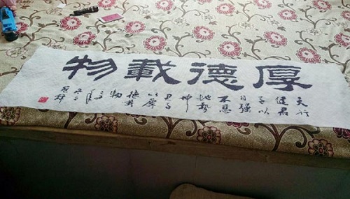 3月17日，在家有什么手工活，認(rèn)真了解，就知道手工之家的珠繡串珠手工活外發(fā)加工項(xiàng)目可信可靠，圖為加工人員反饋勵(lì)志珠珠繡（字畫(huà)類）成品圖