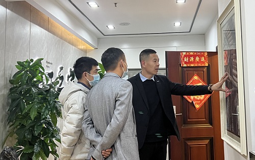 3月23日，想接正規(guī)廠家的手工活，純手工活外發(fā)加工項(xiàng)目，十多年的手工之家有非遺傳統(tǒng)手工珠繡，圖為手工之家接待考察合作加工客戶剪影