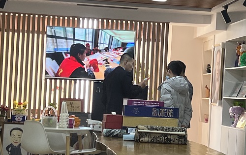 3月23日，想接正規(guī)廠家的手工活，純手工活外發(fā)加工項(xiàng)目，十多年的手工之家有非遺傳統(tǒng)手工珠繡，圖為手工之家接待考察合作加工客戶剪影