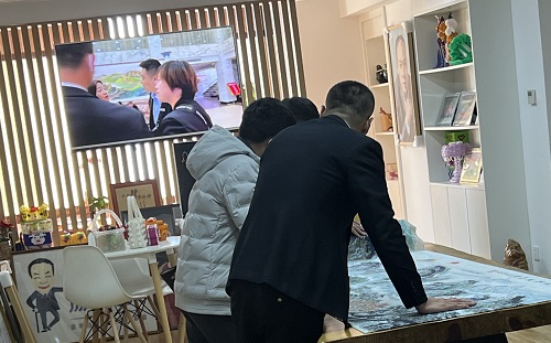 3月23日，想接正規(guī)廠家的手工活，純手工活外發(fā)加工項(xiàng)目，十多年的手工之家有非遺傳統(tǒng)手工珠繡，圖為手工之家接待考察合作加工客戶剪影