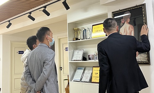 3月23日，想接正規(guī)廠家的手工活，純手工活外發(fā)加工項(xiàng)目，十多年的手工之家有非遺傳統(tǒng)手工珠繡，圖為手工之家接待考察合作加工客戶剪影