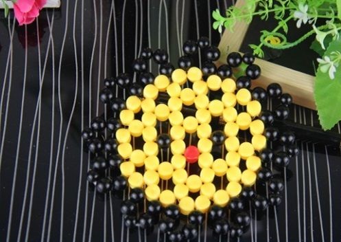 3月27日，年輕人也喜歡在家工作，把手工活拿回家做，手工之家會提供成品參考和驗收標準，圖為勵志珠珠繡串珠手工產(chǎn)品剪影