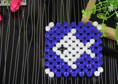 3月27日，年輕人也喜歡在家工作，把手工活拿回家做，手工之家會提供成品參考和驗收標準，圖為勵志珠珠繡串珠手工產(chǎn)品剪影