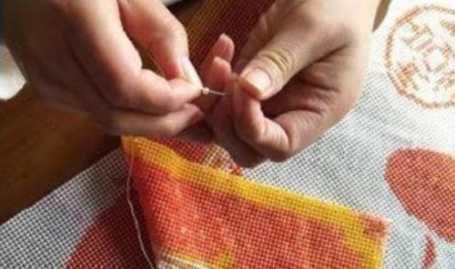 4月2日，在家做手工活掙錢，寄到家做的手工活，這個(gè)外發(fā)手工活的加工費(fèi)如何結(jié)算？圖為勵(lì)志珠珠繡串珠手工產(chǎn)品剪影