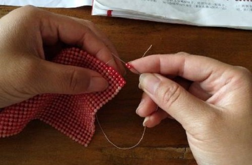 4月2日，在家做手工活掙錢，寄到家做的手工活，這個(gè)外發(fā)手工活的加工費(fèi)如何結(jié)算？圖為勵(lì)志珠珠繡串珠手工產(chǎn)品剪影