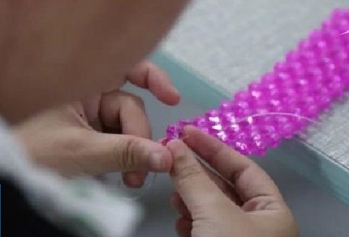 4月2日，在家做手工活掙錢，寄到家做的手工活，這個(gè)外發(fā)手工活的加工費(fèi)如何結(jié)算？圖為勵(lì)志珠珠繡串珠手工產(chǎn)品剪影