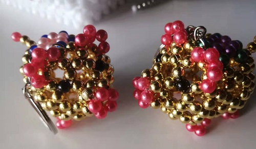 4月22日，想接正規(guī)廠家的手工活，大家在家找手工活做，手工之家珠繡串珠外發(fā)手工活為什么很適合在家做，圖為勵志珠珠繡串珠手工產(chǎn)品剪影(圖1)