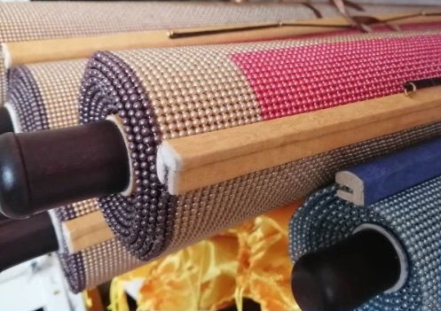 4月28日，手工活接單平臺，手工之家正規(guī)靠譜的手工活外發(fā)加工項目，城市農(nóng)村，誰做手工更有優(yōu)勢，圖為勵志珠珠繡手工產(chǎn)品細(xì)節(jié)剪影