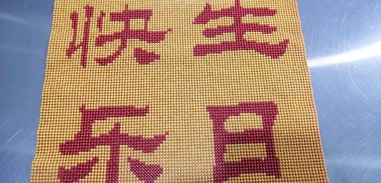 4月29日，正規(guī)純手工活外發(fā)，在手工之家手工就業(yè)創(chuàng)業(yè)，不用考慮太多，圖為勵志珠珠繡定制手工產(chǎn)品（小規(guī)格）剪影
