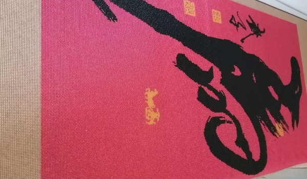 5月9日，手工外發(fā)加工網(wǎng)，全國(guó)正規(guī)手工活平臺(tái)有哪些，手工之家的加工人員在交流中成為朋友，圖為勵(lì)志珠珠繡串珠手工產(chǎn)品剪影