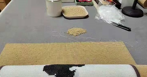 5月11日，手工串珠兼職，加工活外放的正規(guī)公司，真實(shí)是十多年老手工企業(yè)手工之家的一張重要名片，圖為勵(lì)志珠珠繡串珠手工加工現(xiàn)場(chǎng)剪影