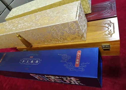 5月12日，農(nóng)村手工活加工項目代，帶回家做手工活，手工之家這樣做，大家自然很放心，圖為勵志珠珠繡手工產(chǎn)品多款外包裝剪影