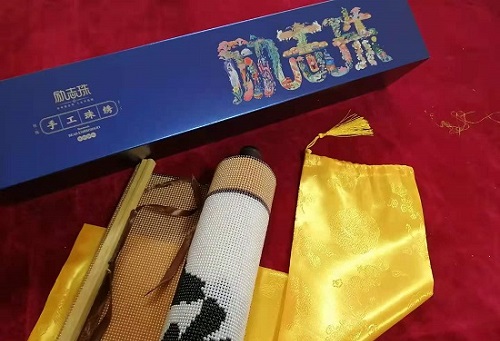 5月12日，農(nóng)村手工活加工項目代，帶回家做手工活，手工之家這樣做，大家自然很放心，圖為勵志珠珠繡手工產(chǎn)品多款外包裝剪影