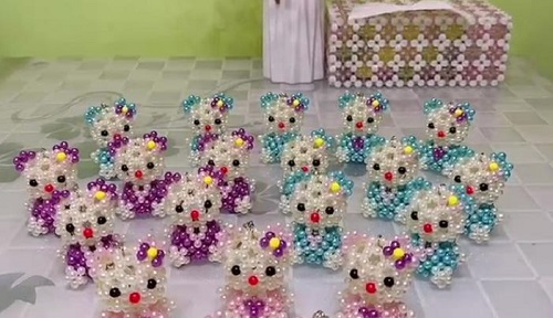 5月15日，招聘手工活加工，拿回家做的手工活大批，手工之家的珠繡串珠外發(fā)手工活時(shí)間自由，但不是絕對(duì)的自由，圖為繡娘創(chuàng)新勵(lì)志珠珠繡手工產(chǎn)品剪影