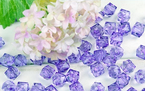 5月21日，純手工活代加工，正規(guī)純手工活外發(fā)，大家為什么都說手工之家的珠繡串珠外發(fā)手工活好學好做？圖為珠繡立體串珠手工多色繡珠剪影 