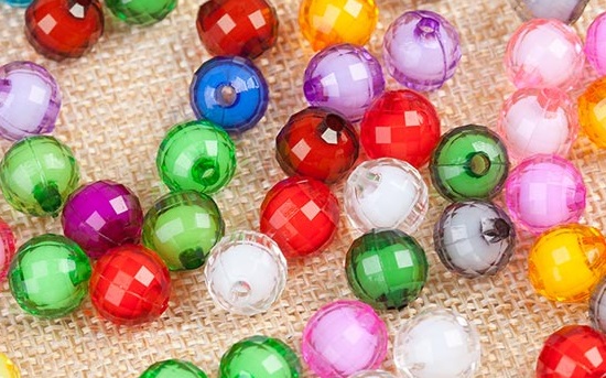 5月21日，純手工活代加工，正規(guī)純手工活外發(fā)，大家為什么都說手工之家的珠繡串珠外發(fā)手工活好學好做？圖為珠繡立體串珠手工多色繡珠剪影 