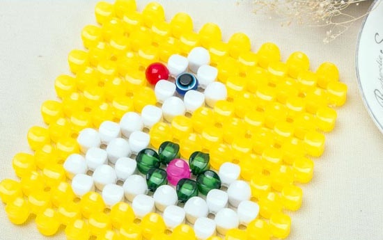 5月22日，找附近手工活拿回家做，手工外發(fā)加工網(wǎng)，想做珠繡串珠手工掙錢，該怎么與手工之家合作？圖為勵(lì)志珠珠繡串珠手工產(chǎn)品剪影