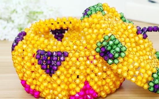 5月23日，手工活拿回家做，在家做手工兼職，手工之家的手工產(chǎn)品驗收，標(biāo)準(zhǔn)寫的真清楚，圖為勵志珠珠繡串珠手工產(chǎn)品剪影 