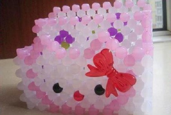 6月2日，在家做的手工活正規(guī)平臺(tái)，帶回家做手工活，手工之家在材料提供上也人性化，圖為勵(lì)志珠珠繡串珠手工產(chǎn)品剪影