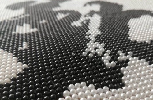 6月6日， 手工活接單平臺(tái)，純手工活代加工，用心付出，手工之家與大家一起收獲，圖為勵(lì)志珠珠繡手工產(chǎn)品剪影
