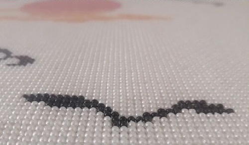 為什么大家都非常努力做這里的串珠加工手工活呢？(圖1)