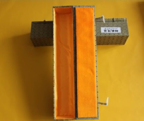 6月11日，手工活外發(fā)加工，正規(guī)手工活大批量外發(fā)加工，手工之家對珠繡手工的專業(yè)和全面，圖為勵志珠珠繡手工產(chǎn)品外包裝剪影