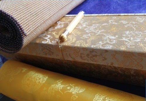 6月12日，拿回家做的手工活大批，可靠的手工活外發(fā)，不管什么合作方式，在手工之家都沒有后顧之憂，圖為勵志珠珠繡手工成品外包裝剪影