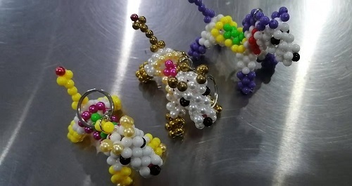 6月14日，全國正規(guī)手工活平臺有哪些，農(nóng)村手工活加工項目代，手工之家實現(xiàn)創(chuàng)業(yè)夢想的好地方，圖為勵志珠珠繡串珠手工產(chǎn)品剪影