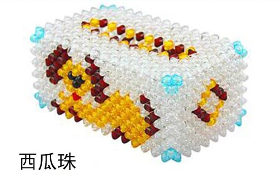 兼顧得好，忙于做珠繡串珠手工活也不耽誤干農(nóng)活(圖1)