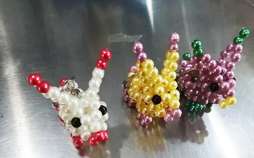 6月26日，正規(guī)手工活接單平臺，拿回家做的手工活，手工之家的非遺傳統(tǒng)手工珠繡發(fā)展有好的條件和基礎(chǔ)，圖為勵志珠珠繡串珠手工產(chǎn)品剪影
