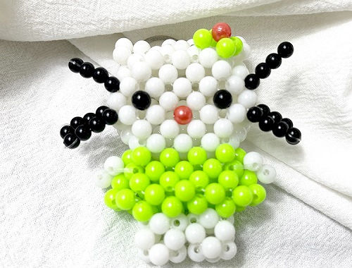 7月3日，手工活外發(fā)加工，手工活接單平臺，手工之家的珠繡串珠手工的研發(fā)、加工、銷售，一個也不能少，圖為勵志珠珠繡串珠手工產品剪影
