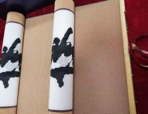 7月6日，手工活拿回家做，代加工手工活，手工之家的非遺傳統(tǒng)手工珠繡給人榮譽感、成就感，圖為勵志珠珠繡串珠手工產(chǎn)品剪影