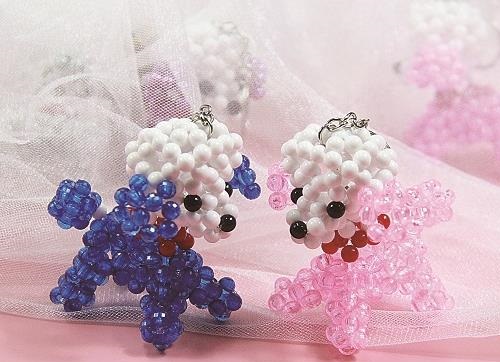 7月22日， 接手工活訂單的平臺，正規(guī)純手工活外發(fā)，手工之家有兩種合作方式，都很受歡迎，圖為勵志珠珠繡串珠手工產(chǎn)品剪影