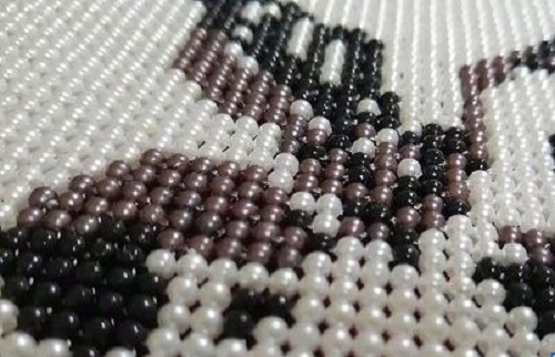 7月24日，純手工活外發(fā)加工，帶回家做的手工活，銷售的力量就是手工之家企業(yè)生存發(fā)展的源頭，圖為勵(lì)志珠珠繡串珠手工產(chǎn)品剪影