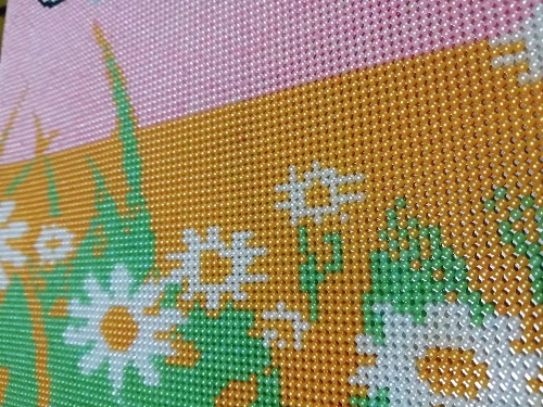 9月18日，正規(guī)純手工活外發(fā)，在家兼職手工活，手工之家的珠繡串珠手工很適合在家加工，圖為勵(lì)志珠珠繡手工產(chǎn)品細(xì)節(jié)剪影