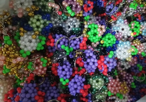 9月23日，拿回家做的手工活，在家做手工活掙錢，手工之家的珠繡串珠是傳統(tǒng)手工、純手工，圖為勵志珠珠繡串珠手工產(chǎn)品剪影