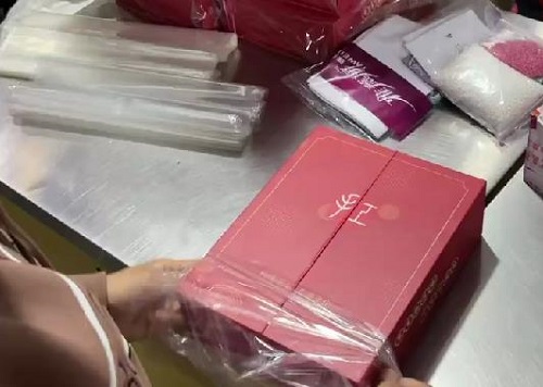9月27日，純手工活外發(fā)加工項(xiàng)目，手工加工回收項(xiàng)目，讓產(chǎn)品合格，手工之家注重前期培訓(xùn)、驗(yàn)收標(biāo)準(zhǔn)明確，圖為勵(lì)志珠珠繡串珠手工材料發(fā)貨剪影