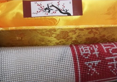 10月2日，在家做手工活掙錢，寄到家做的手工活，手工之家堅持對珠繡非遺傳統(tǒng)手工的傳承和創(chuàng)新，圖為勵志珠珠繡串珠手工產(chǎn)品及外包裝剪影