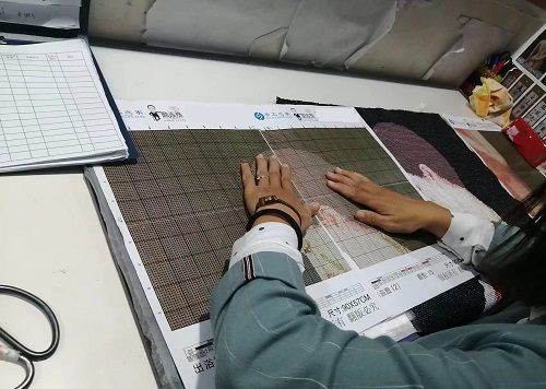 10月6日，加工活外放的正規(guī)公司，手工活外發(fā)加工正規(guī)的廠家，干凈、自由，常年有活兒，手工之家的手工活是適合在家做的手工活，圖為勵志珠珠繡成品倉庫驗收剪影