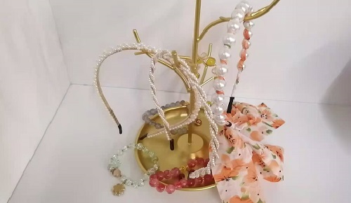 10月16日，農(nóng)村手工活加工項(xiàng)目，可靠的手工活外發(fā)，與手工之家合作，放心居家掙錢(qián)，圖為勵(lì)志珠珠繡串珠手工產(chǎn)品剪影