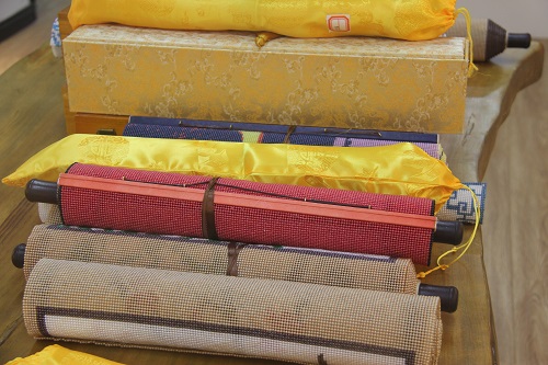 10月26日，想居家手工掙錢，串珠活居家就業(yè)創(chuàng)業(yè)，手工之家對加工人員有這樣的要求，圖為勵志珠珠繡串珠手工產(chǎn)品細節(jié)剪影